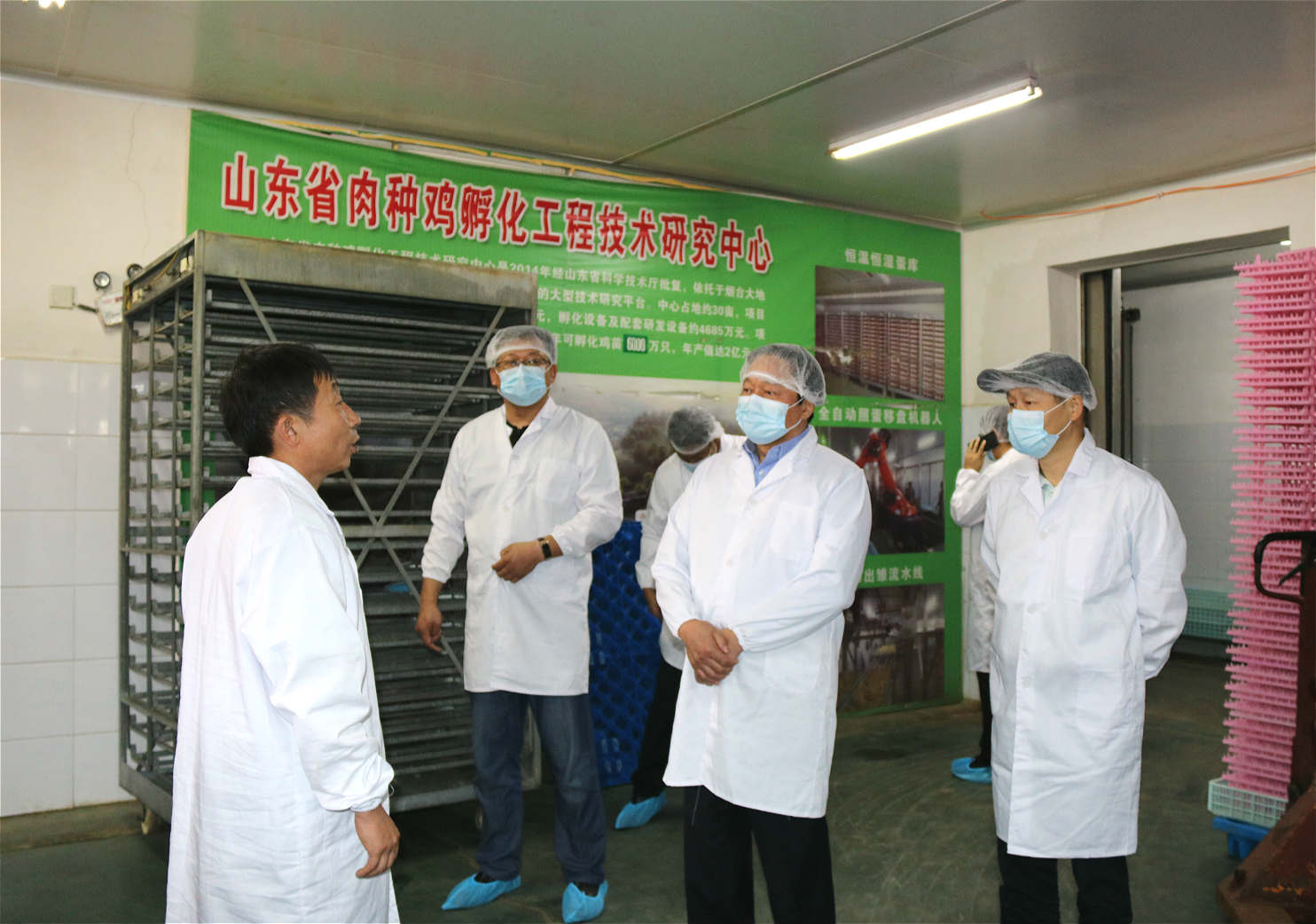 把笔墨撒向“大地” 把镜头对准企业 中国食品安全报白羽肉鸡联盟赴大地调研采访(图3)