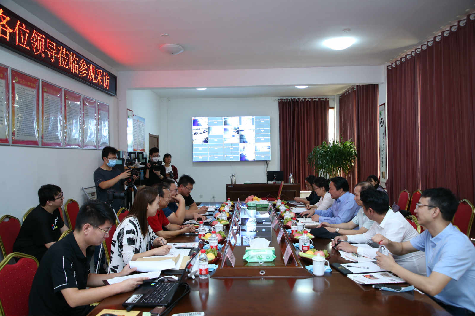 把笔墨撒向“大地” 把镜头对准企业 中国食品安全报白羽肉鸡联盟赴大地调研采访(图2)